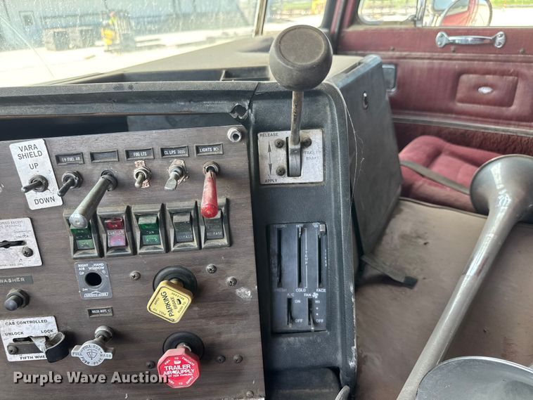 image for item NJ9261 1985 Peterbilt 362 semi truck