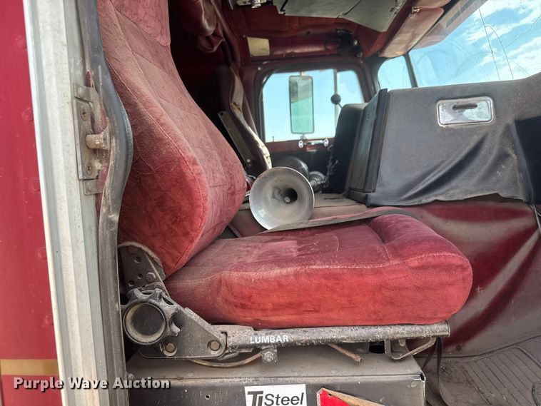 image for item NJ9261 1985 Peterbilt 362 semi truck