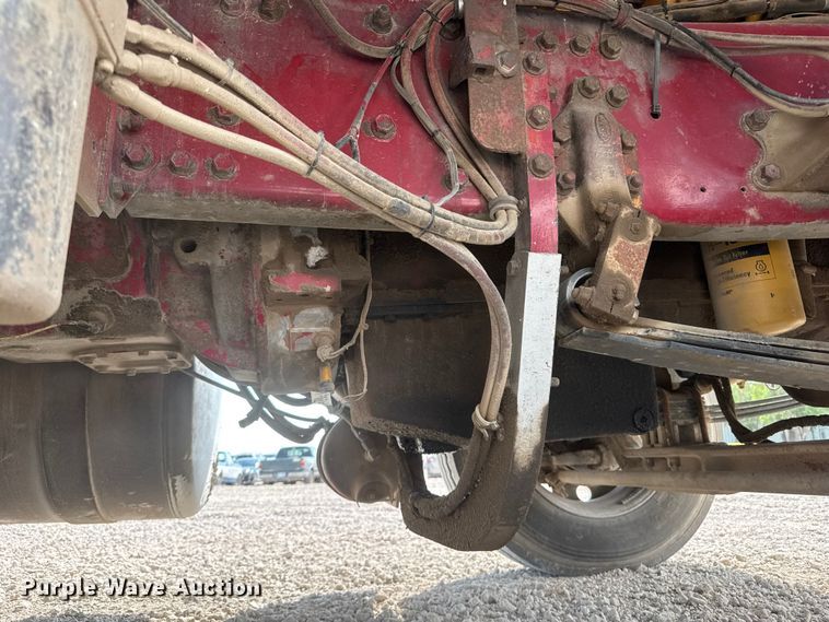 image for item NJ9261 1985 Peterbilt 362 semi truck
