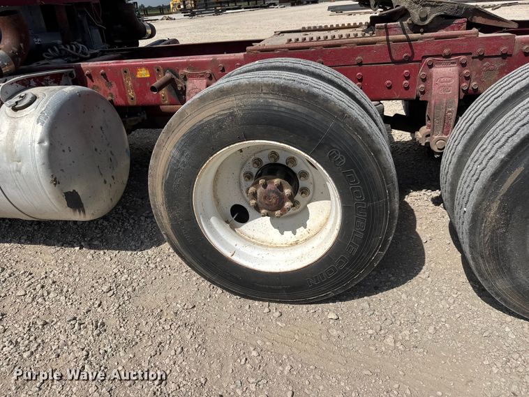 image for item NJ9261 1985 Peterbilt 362 semi truck