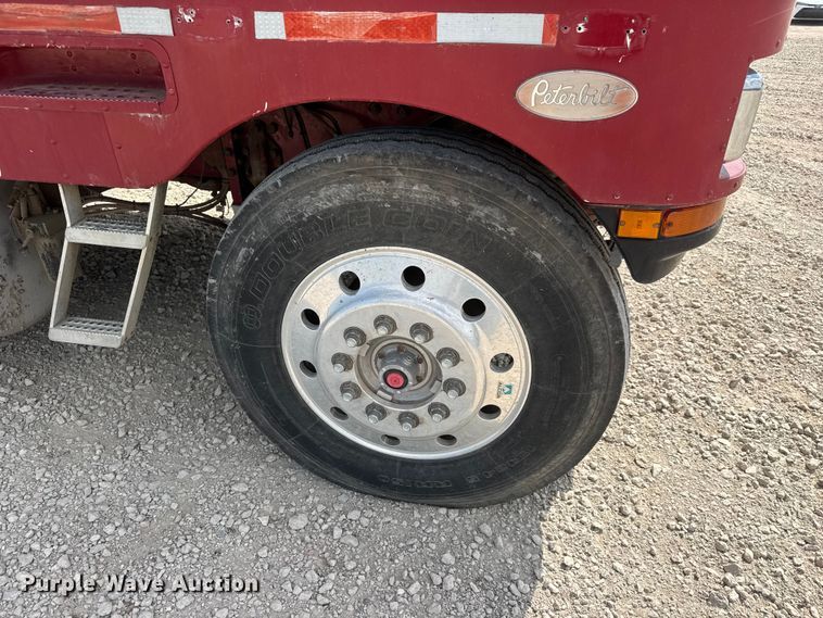 image for item NJ9261 1985 Peterbilt 362 semi truck