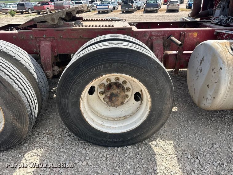 image for item NJ9261 1985 Peterbilt 362 semi truck