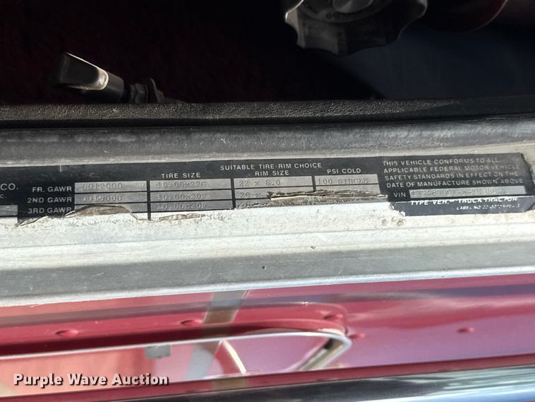 image for item NJ9261 1985 Peterbilt 362 semi truck