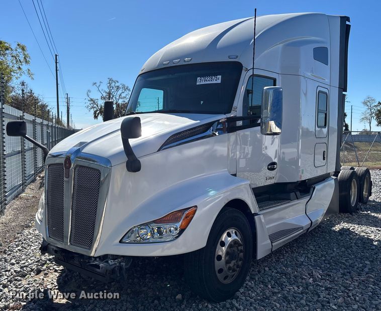 2023 Kenworth T680 semi truck