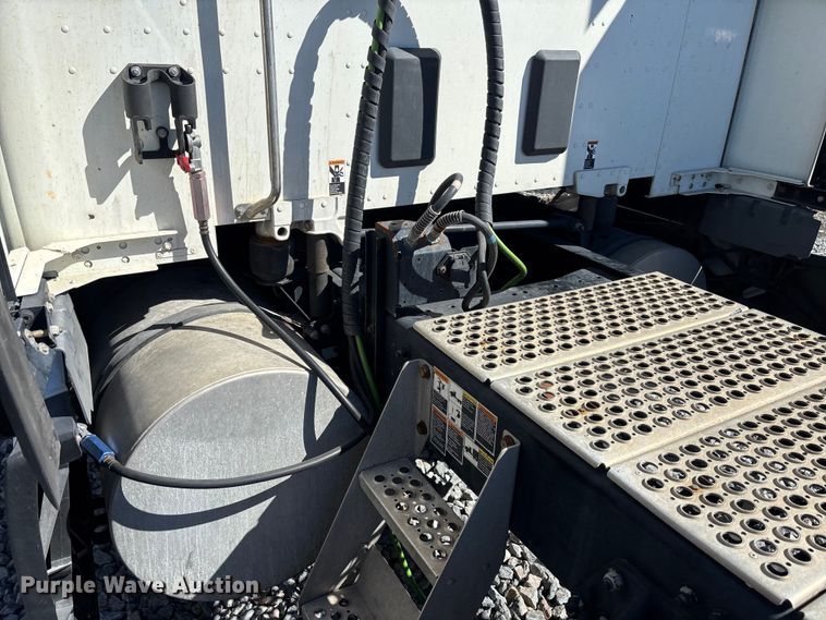 image for item YA1786 2023 Kenworth T680 semi truck