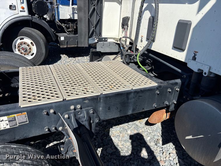 image for item YA1786 2023 Kenworth T680 semi truck