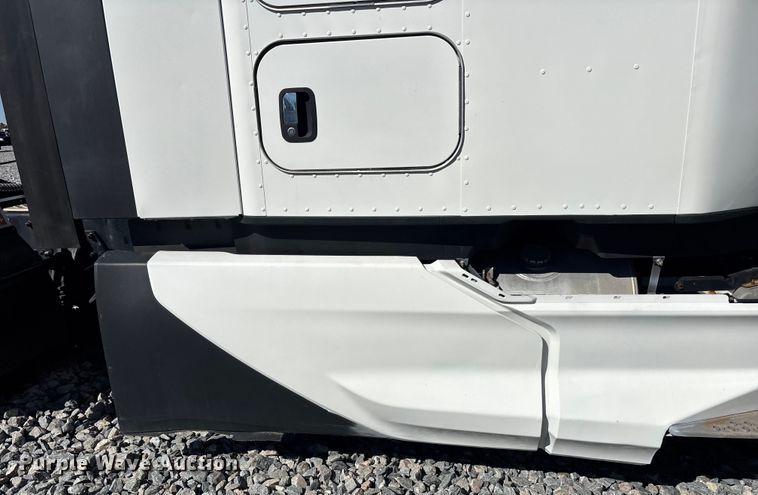 image for item YA1786 2023 Kenworth T680 semi truck