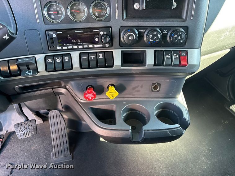 image for item YA1786 2023 Kenworth T680 semi truck
