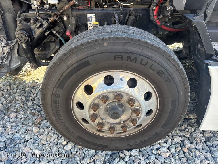 image for item YA1786 2023 Kenworth T680 semi truck