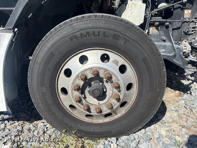 image for item YA1786 2023 Kenworth T680 semi truck