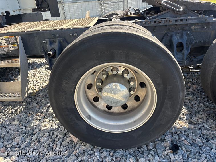 image for item YA1786 2023 Kenworth T680 semi truck
