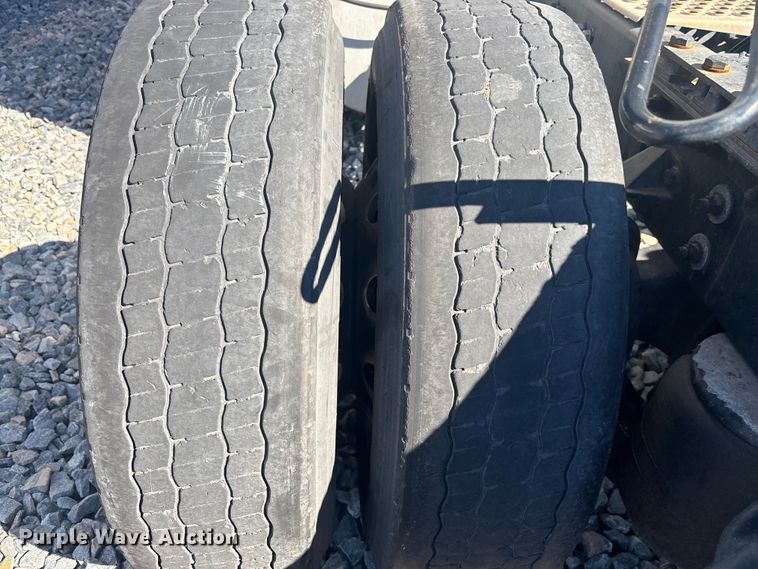 image for item YA1786 2023 Kenworth T680 semi truck