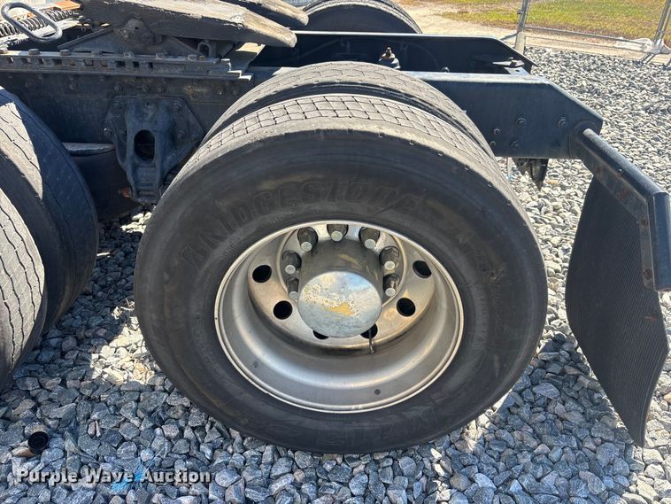 image for item YA1786 2023 Kenworth T680 semi truck