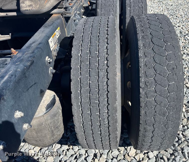 image for item YA1786 2023 Kenworth T680 semi truck