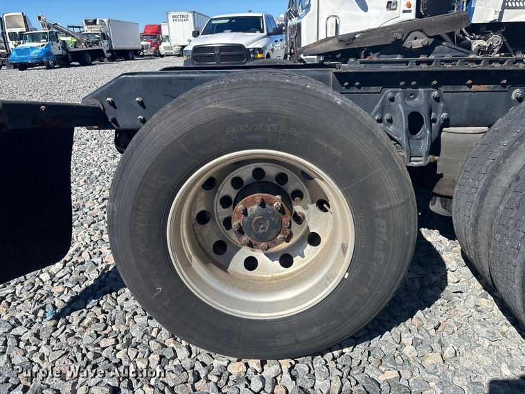 image for item YA1786 2023 Kenworth T680 semi truck