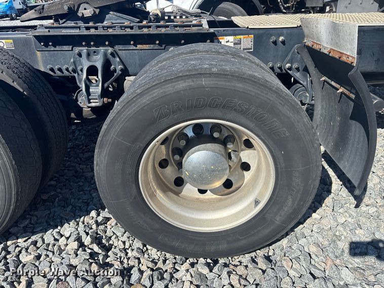 image for item YA1786 2023 Kenworth T680 semi truck