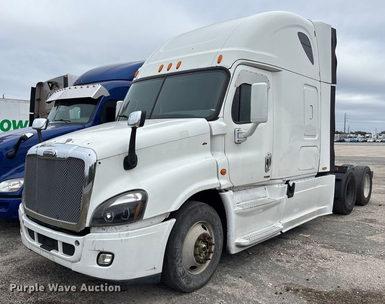 2014 Freightliner Cascadia semi truck