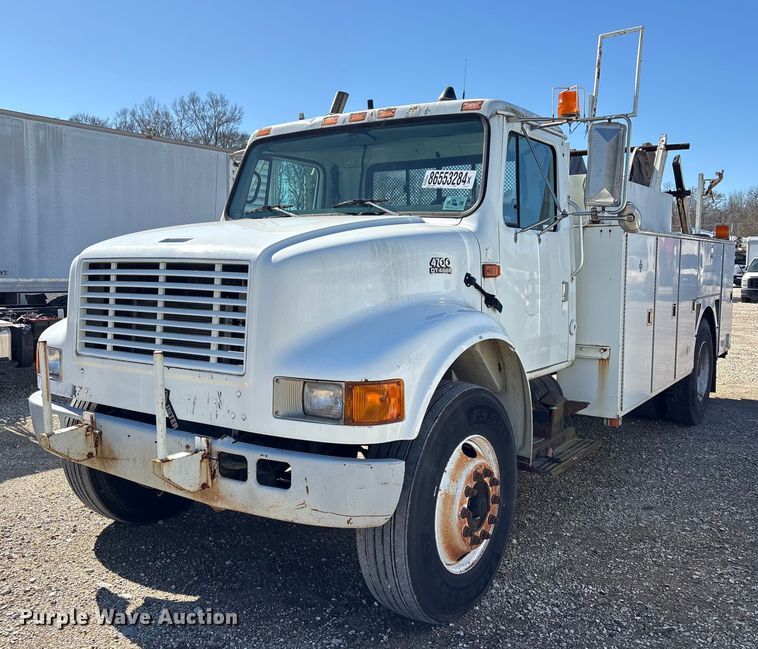 2001 International 4700 utilitiy / service truck with reel carrier