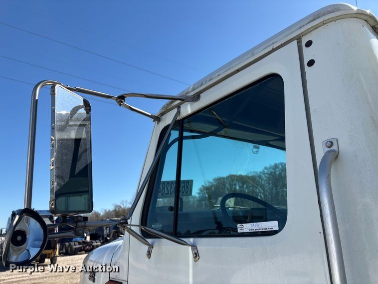 image for item YA1961 2001 International 4700 utilitiy / service truck with reel carrier