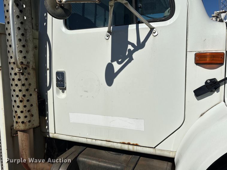 image for item YA1961 2001 International 4700 utilitiy / service truck with reel carrier
