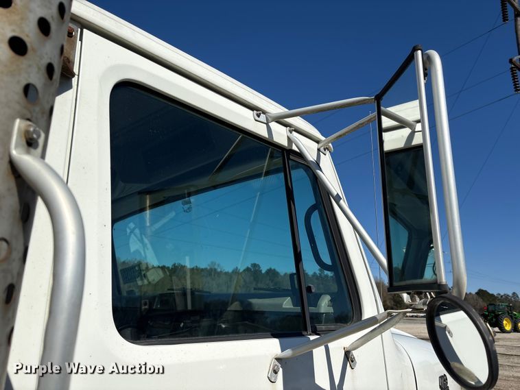 image for item YA1961 2001 International 4700 utilitiy / service truck with reel carrier
