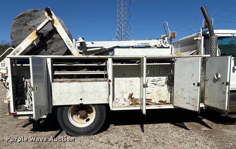 image for item YA1961 2001 International 4700 utilitiy / service truck with reel carrier