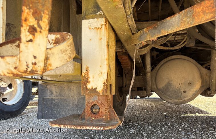 image for item YA1961 2001 International 4700 utilitiy / service truck with reel carrier