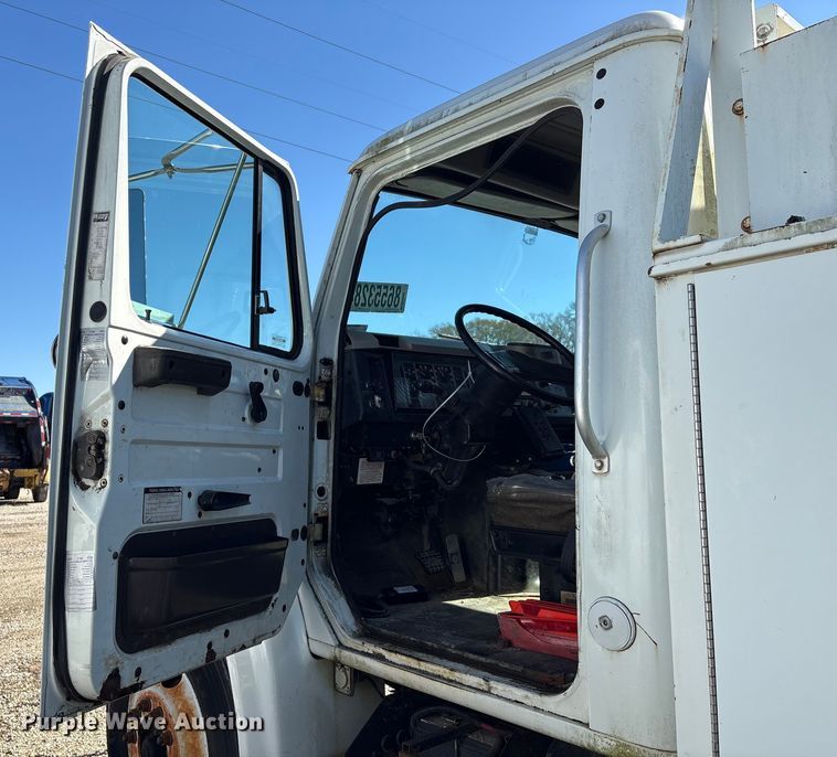 image for item YA1961 2001 International 4700 utilitiy / service truck with reel carrier
