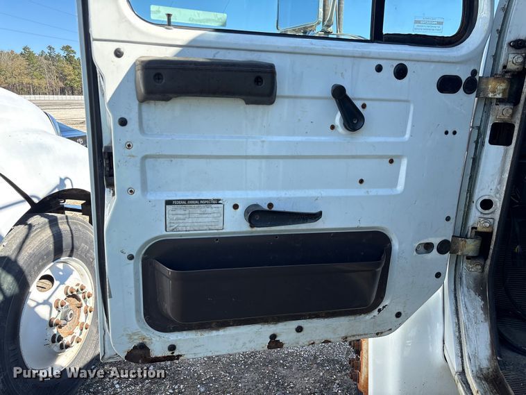 image for item YA1961 2001 International 4700 utilitiy / service truck with reel carrier