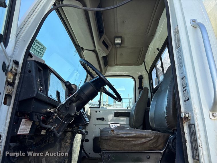 image for item YA1961 2001 International 4700 utilitiy / service truck with reel carrier