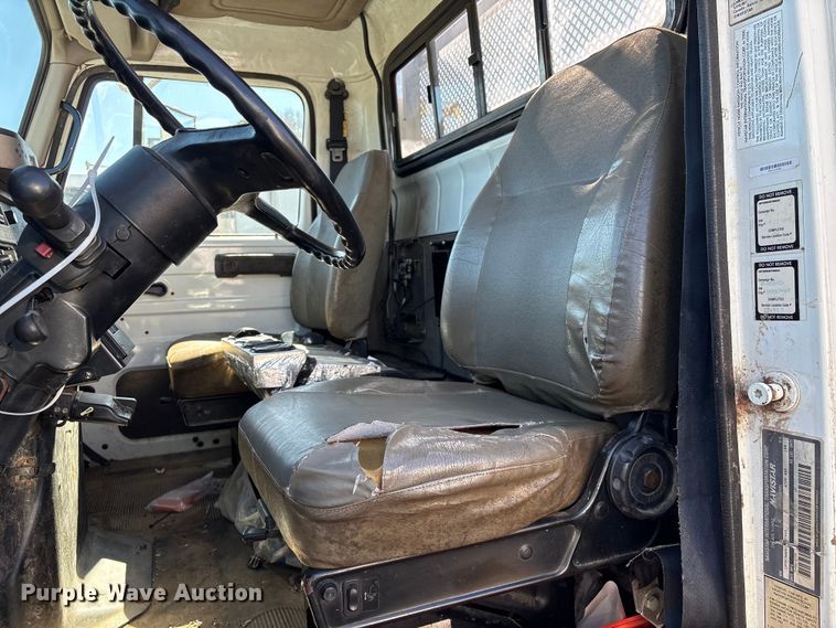 image for item YA1961 2001 International 4700 utilitiy / service truck with reel carrier
