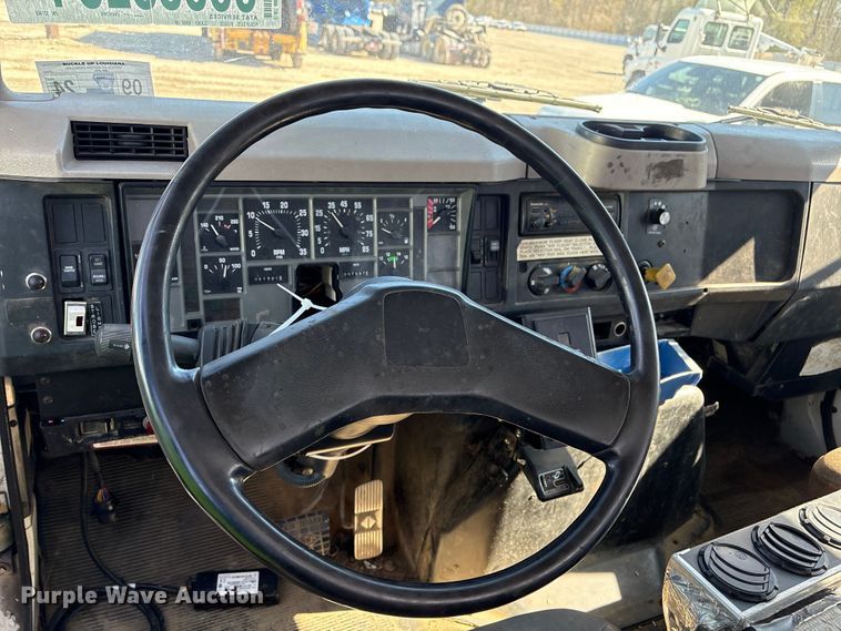 image for item YA1961 2001 International 4700 utilitiy / service truck with reel carrier
