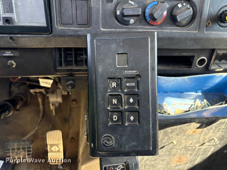 image for item YA1961 2001 International 4700 utilitiy / service truck with reel carrier