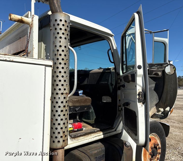 image for item YA1961 2001 International 4700 utilitiy / service truck with reel carrier