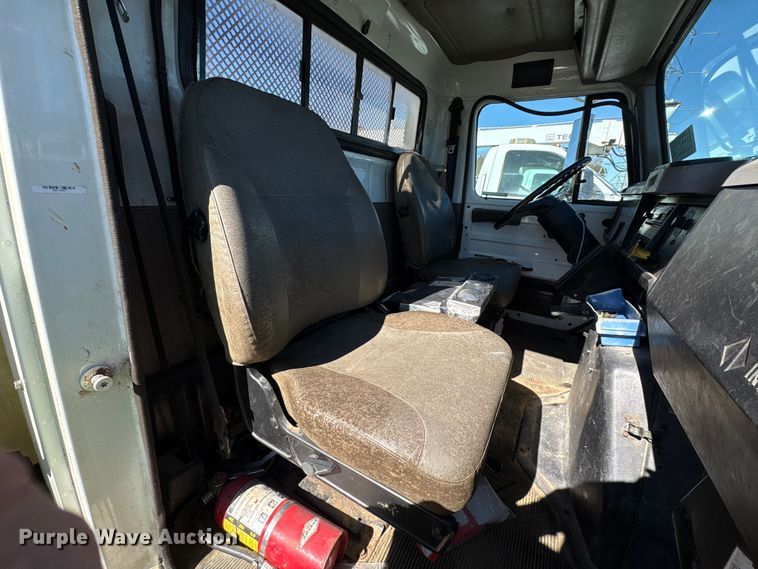 image for item YA1961 2001 International 4700 utilitiy / service truck with reel carrier
