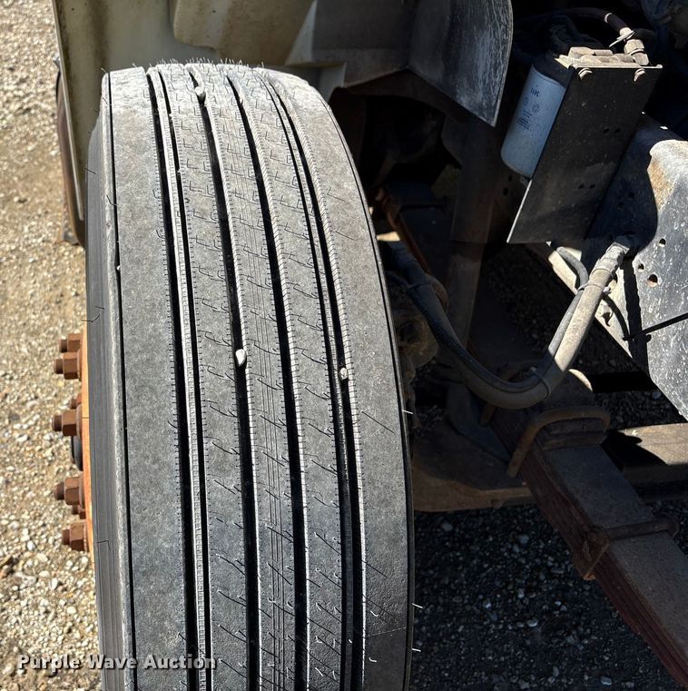image for item YA1961 2001 International 4700 utilitiy / service truck with reel carrier