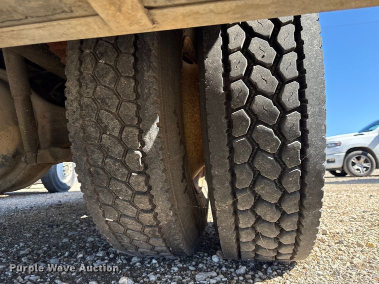 image for item YA1961 2001 International 4700 utilitiy / service truck with reel carrier