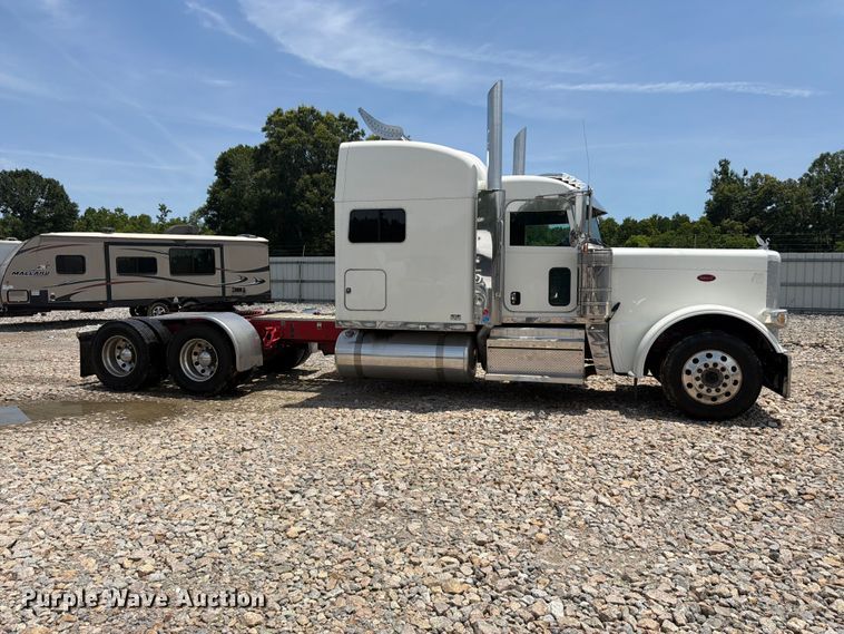 image for item YA2155 2021 Peterbilt 389 semi truck
