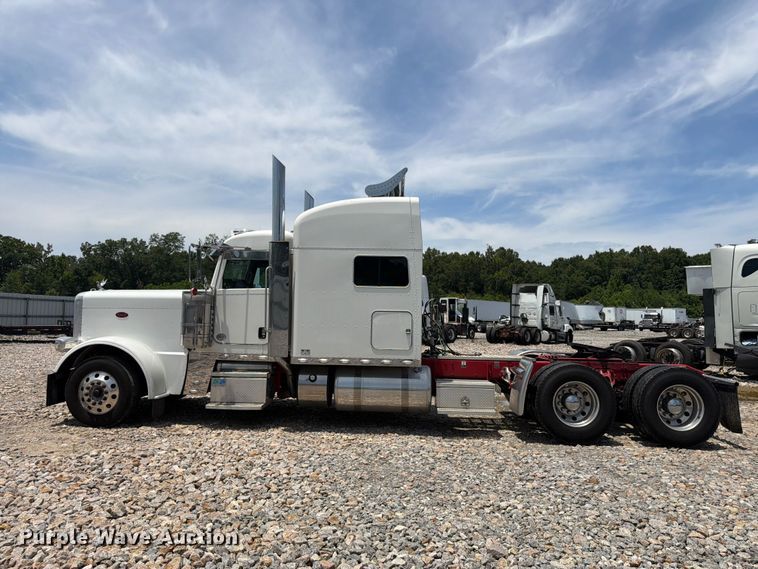 image for item YA2155 2021 Peterbilt 389 semi truck