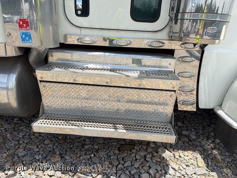 image for item YA2155 2021 Peterbilt 389 semi truck