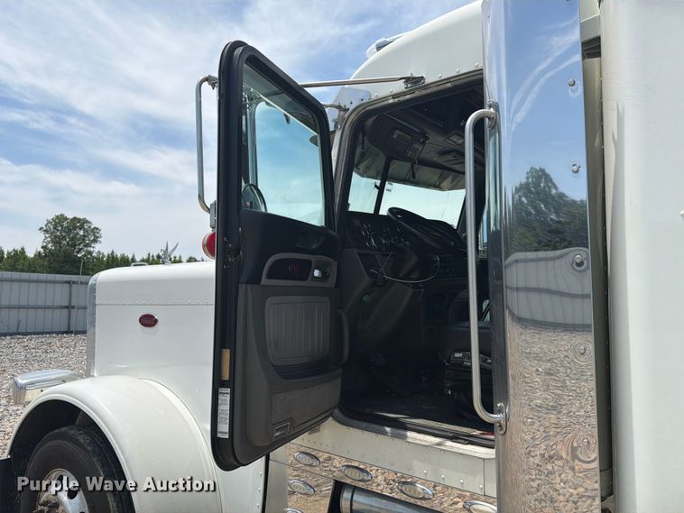 image for item YA2155 2021 Peterbilt 389 semi truck