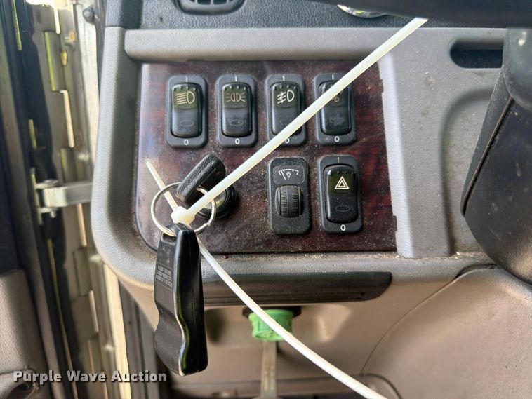image for item YA2155 2021 Peterbilt 389 semi truck