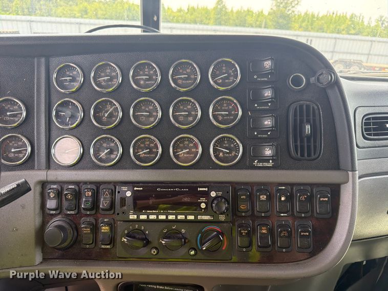 image for item YA2155 2021 Peterbilt 389 semi truck