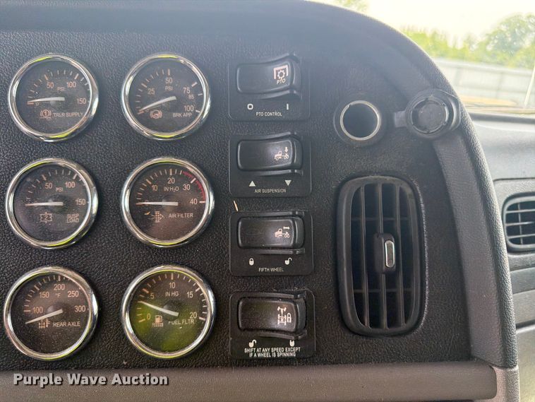 image for item YA2155 2021 Peterbilt 389 semi truck