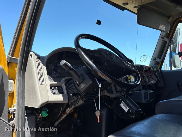 image for item YA2223 2019 International 4300 box truck