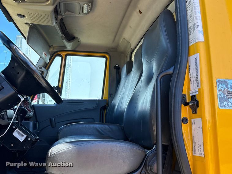 image for item YA2223 2019 International 4300 box truck