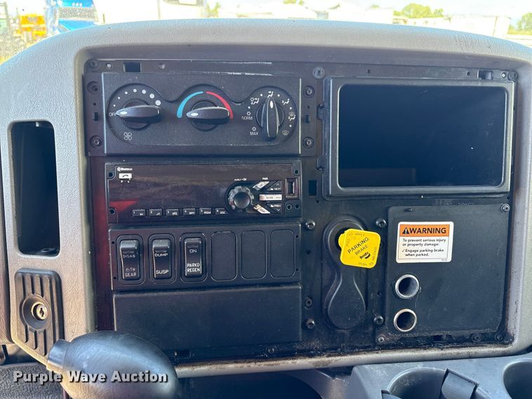 image for item YA2223 2019 International 4300 box truck