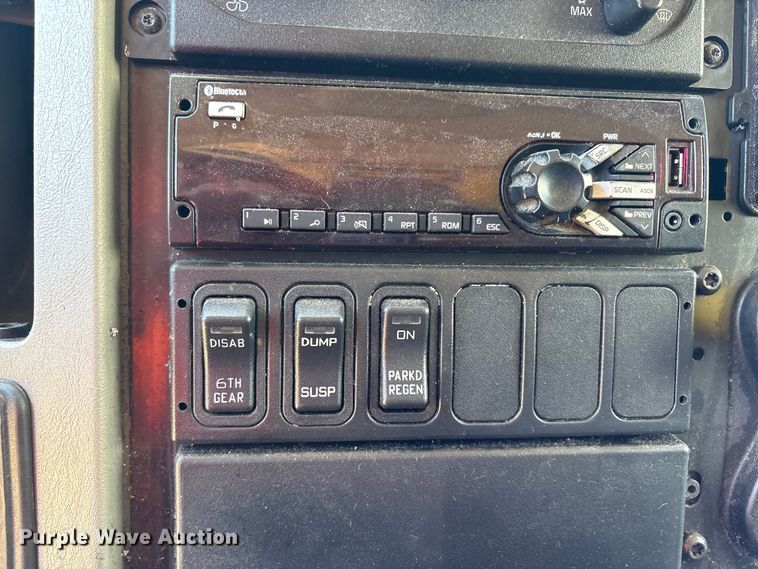 image for item YA2223 2019 International 4300 box truck