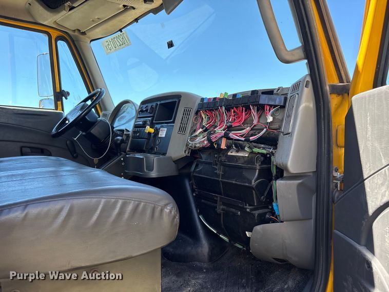image for item YA2223 2019 International 4300 box truck