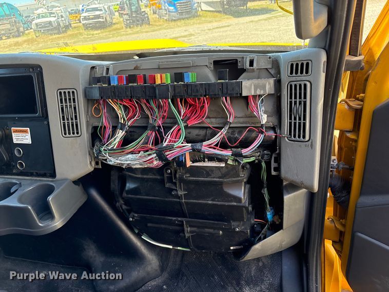 image for item YA2223 2019 International 4300 box truck